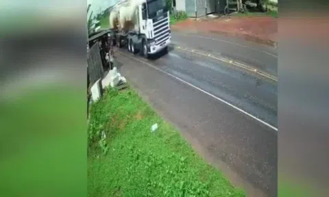 Video: Xe bồn tông nát ô tô con như phim hành động