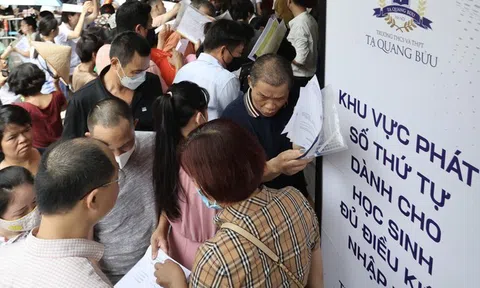 Phụ huynh trắng đêm xếp hàng giành suất lớp 10 cho con và bài toán quy hoạch trường học ở Thủ đô