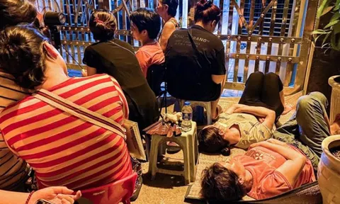 Nỗi niềm của phụ huynh khi xuyên đêm xếp hàng nộp hồ sơ vào lớp 10 cho con