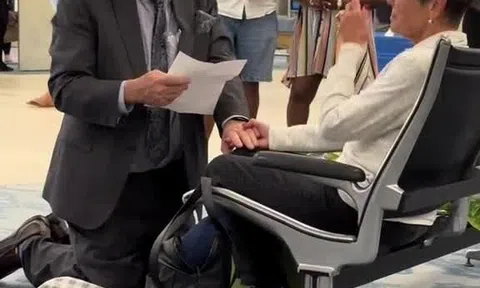 Cụ ông 78 tuổi cầu hôn tình cũ từ hồi trung học sau buổi họp mặt lần thứ 60