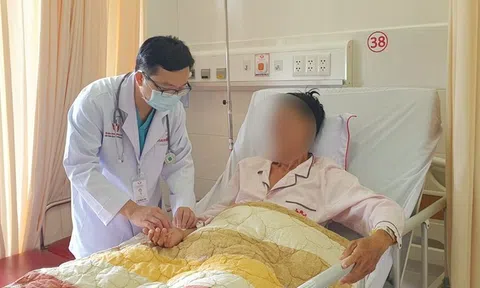 Gục ngã trên đường đi làm về, người đàn ông rơi vào hôn mê, ngưng tim