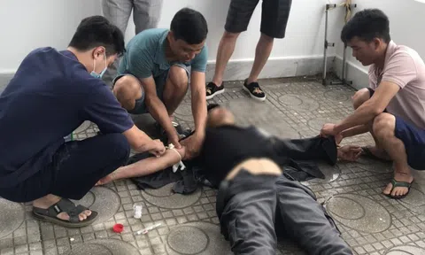 Dùng gậy nhôm gạt đường dây điện cao thế, người đàn ông bị điện giật