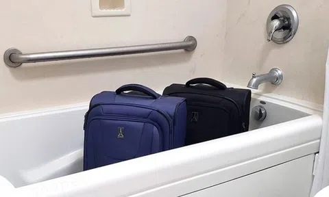 Vì sao nên đặt vali vào phòng tắm ngay sau khi nhận phòng khách sạn?