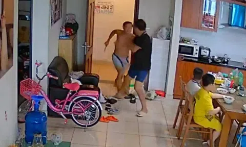 Công an triệu tập người đàn ông cầm dao đâm hụt hàng xóm ở chung cư The Light