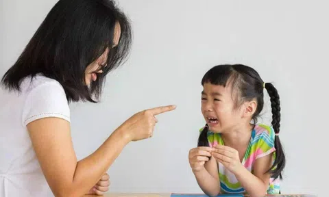 Những hành động thường ngày của bố mẹ vô tình dạy "hư" con trẻ