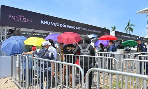 Fan xếp hàng lấy vòng tay BLACKPINK bất chấp trời nắng