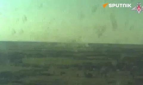 Video: "Cá sấu" Nga Ka-52 phóng tên lửa phá hủy xe bọc thép Ukraine