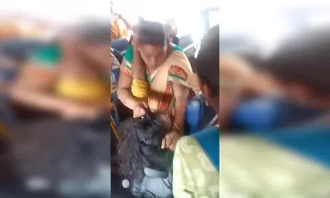 Video: Hai người phụ nữ lao vào túm tóc, đánh nhau ngay trên xe buýt vì giành chỗ ngồi