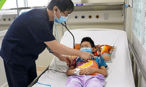 Dịch sốt xuất huyết diễn biến phức tạp, chuyên gia cảnh báo những dấu hiệu nguy hiểm