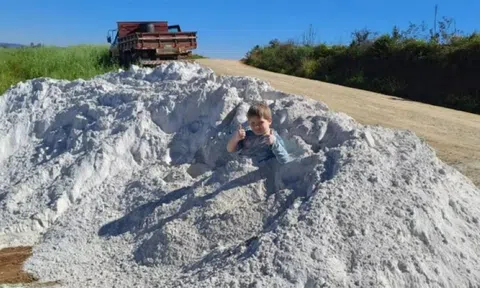 Bé trai 7 tuổi “ra đi mãi mãi” chỉ sau vài phút tạo dáng chụp ảnh