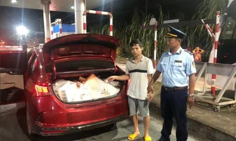 Long An: Bắt giữ đối tượng vận chuyển gần 10.000 bao thuốc lá lậu