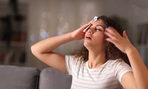 Đổ mồ hôi “như tắm” là biểu hiện của cơ thể suy nhược hay tăng cường thải độc?