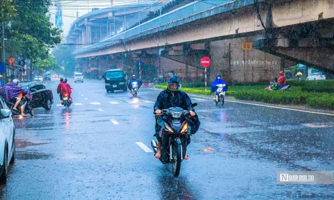 Mưa lớn kéo dài, nhiều tuyến đường tại Hà Nội chìm trong biển nước