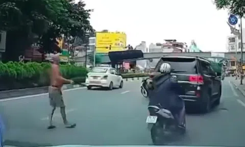 Bắt người đàn ông phi dao vào ô tô Land Cruiser giữa phố Hà Nội