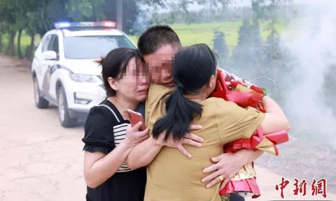 Người đàn ông nói một câu vô cùng xúc động khi đoàn tụ cùng gia đình sau 34 năm thất lạc
