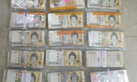 Mua tủ lạnh cũ trên mạng, bất ngờ phát hiện cả xấp tiền giấu bên dưới