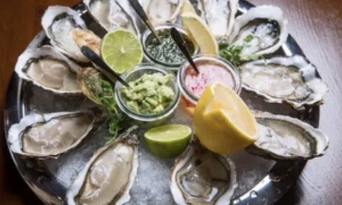 Ăn hàu sống tại nhà hàng, người đàn ông tử vong do nhiễm vi khuẩn "lạ"