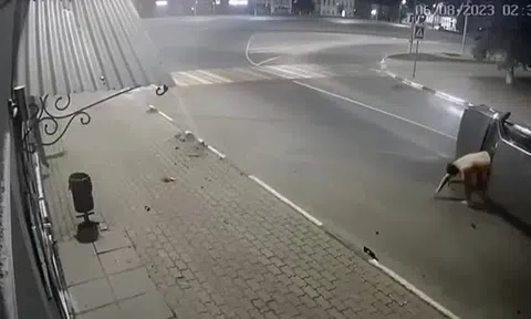 Clip: Ô tô lật nghiêng khi vào cua, tài xế văng ra ngoài kính chắn gió