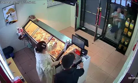 Clip: Khách hàng vụng về làm vỡ cửa kính của quán bán đồ ăn