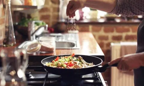 Vô tình làm 6 điều này khi nấu ăn, tiền điện bỗng tăng vùn vụt