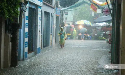 Hà Nội: Mưa lớn kéo dài, nhiều tuyến phố tê liệt