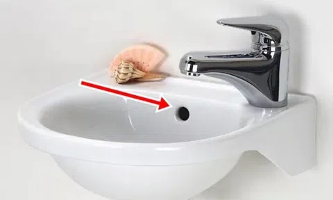 Lỗ nhỏ trên bồn rửa mặt tưởng thừa thãi hóa ra có công dụng bất ngờ
