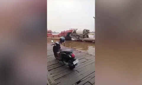 Clip: Xe trộn bê tông bất ngờ rơi xuống sông khi đang lên tàu
