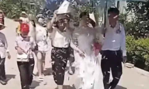 Hà Tĩnh: Cô dâu chú rể bị người yêu cũ hắt chất bẩn trong ngày cưới