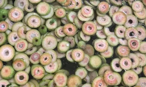 Làm cách này, sung muối giòn tan, không bị thâm chát