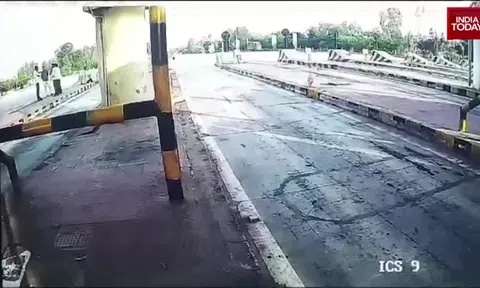 Clip: Ô tô lao như bay vào trạm thu phí, tài xế 20 tuổi tử vong