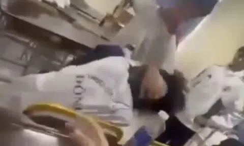 Thực hư nam sinh đánh bạn kinh hoàng trong lớp học vì nhặt được 500.000 đồng