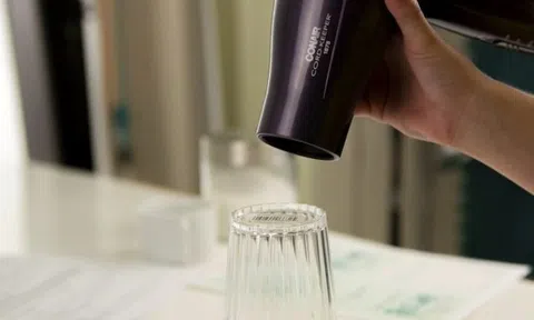 Mẹo cực hay giúp tẩy vết keo trên chai thủy tinh