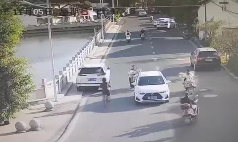 Clip: Chở con gái đến giữa cầu, người phụ nữ bế con ném xuống sông
