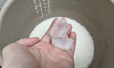 Bỏ 2 viên đá lạnh vào nồi cơm: Ai cũng ngạc nhiên về kết quả