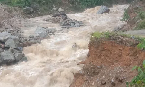 Mưa lớn ở miền Trung: Sập nhà, ngập lụt, giao thông chia cắt