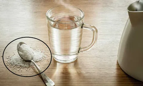 Thêm vài hạt muối vào cốc nước: Điều bất ngờ với sức khỏe, không phải ai cũng biết