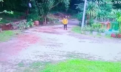 Clip: Người đàn ông cầm dao đi vào nhà dân rồi quỳ gối kêu cứu
