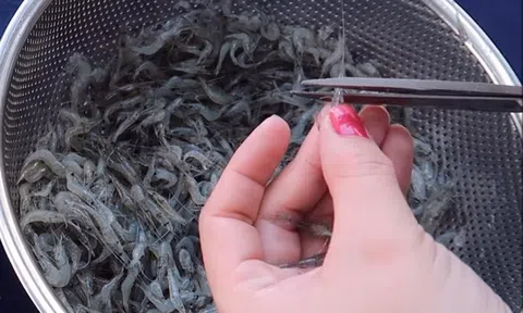 Món ngon cuối tuần: Tép đồng rang thịt ba chỉ cho ngày se lạnh