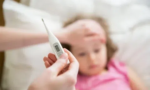 2 sai lầm nguy hiểm cha mẹ phải tránh nếu con bị sốt