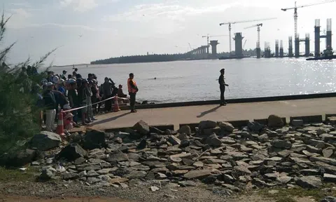 Huế: 3 học sinh đi xe máy lao xuống biển, 2 em tử vong