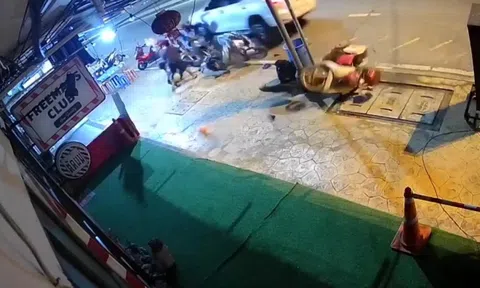 Clip: Ô tô mất lái hạ gục hàng loạt xe máy như phim hành động