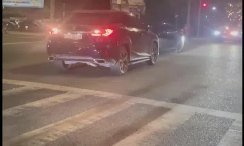 Clip: Tài xế Lexus nhấn ga, tông trực diện ô tô 5 chỗ ở ngay ngã tư