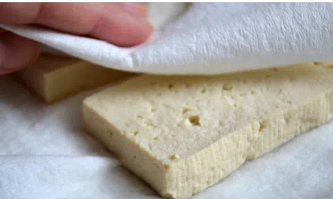 Làm cách này, đậu phụ rán căng phồng, vàng ươm, không dính chảo