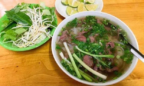 Thu nhập 10 triệu đồng/tháng ở Hà Nội: Cả tháng không dám ăn bát phở ngoài quán