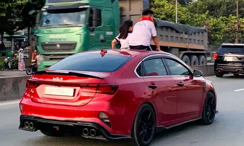 Đồng Nai: Một tài xế bị phạt hành chính vì để trẻ em ngồi trên nóc xe