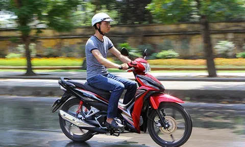 Mẹo hay giúp tiết kiệm xăng khi đi xe máy, không biết quá phí