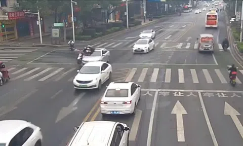 Clip: Vượt đèn đỏ, 2 nữ sinh bay lên nóc ô tô sau va chạm