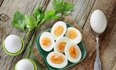 Khi luộc trứng nhớ cho 2 thứ này, đảm bảo trứng thơm ngon lại tự róc vỏ