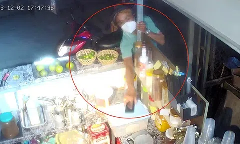 Clip: Hỏi mua nước cam, tài xế "tiện tay" trộm điện thoại, chủ quán không hay biết