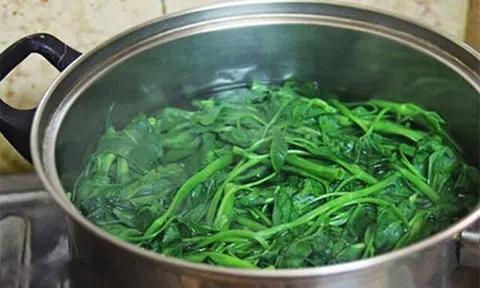 Tạm dừng ăn rau muống ngay lập tức khi phát hiện dấu hiệu này